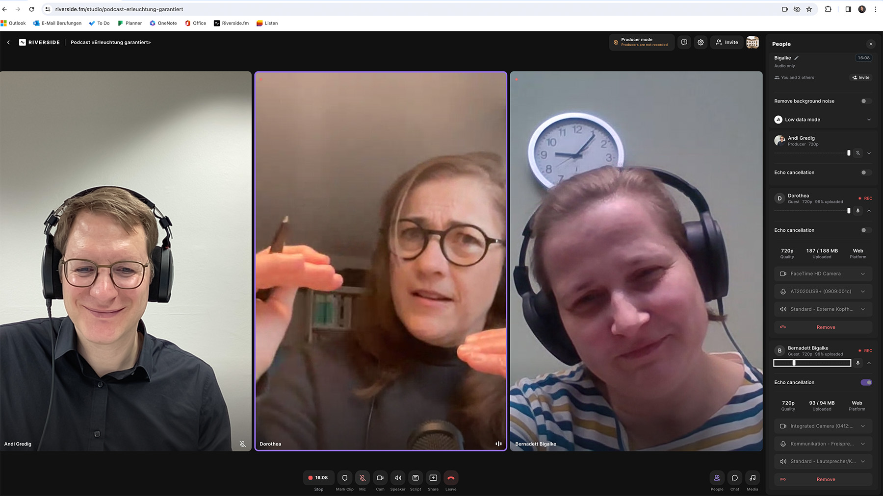 Bildschirm-Foto von Online-Gespräch: Zu sehen sind die Gesichter von drei Personen mit Kopfhörern und Schaltflächen des virtuellen Aufnahmestudios