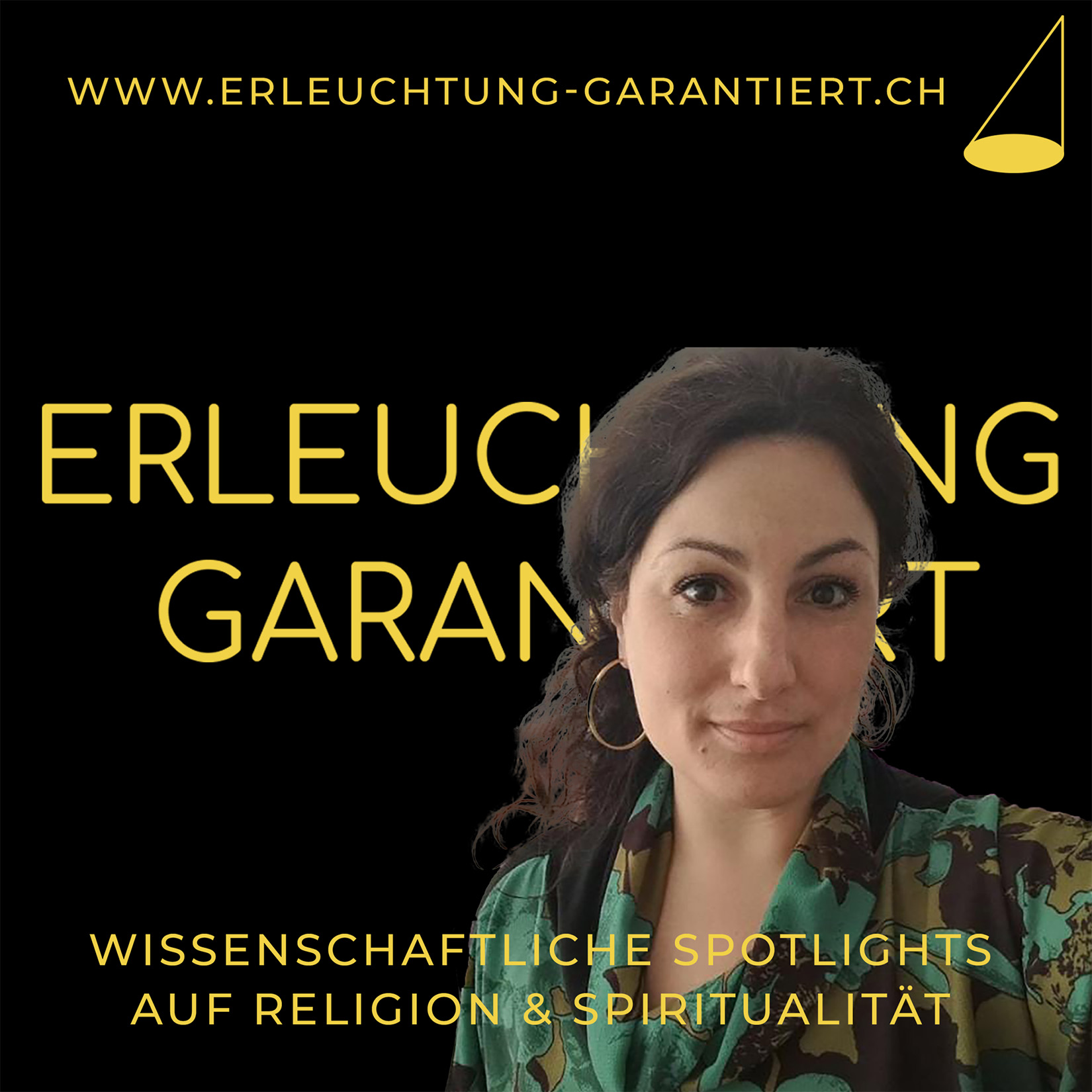 Bildbeschreibung: Logo des Podcasts «Erleuchtung garantiert» (gelbe Schrift und ein gelber Lichtkegel auf schwarzem Grund) in Kombination mit dem Porträt einer Person mit langen zusammengebundenen braunen Haaren, grossen Ohrringen und einer türkis-mattgrün gemusterten Bluse (Collage).