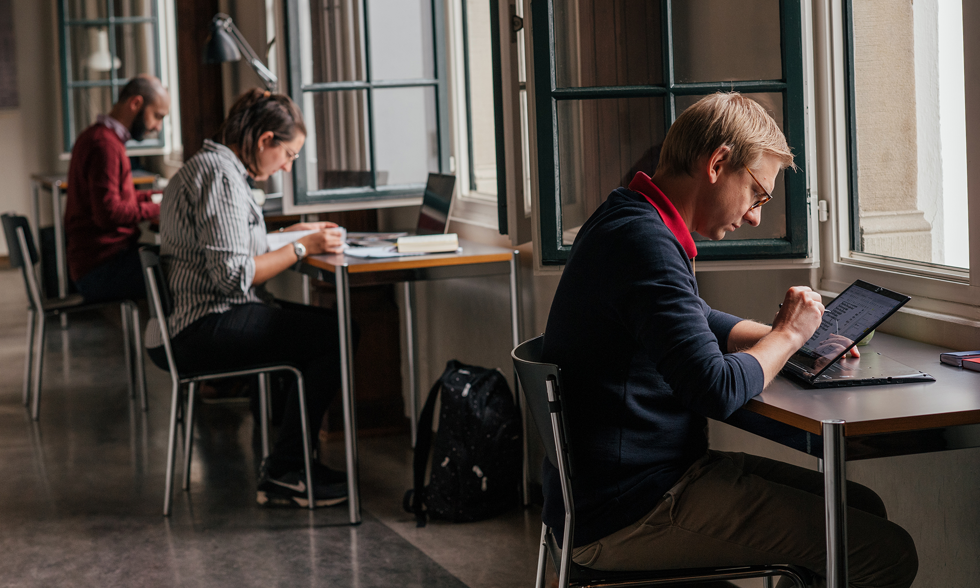 Studierende an Lernplätzen im KIR